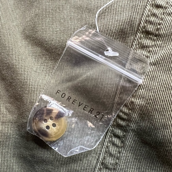Forever 21 Shorts Women’s Medium Army Green Cargo Pockets Button Fly - Picture 4 of 7